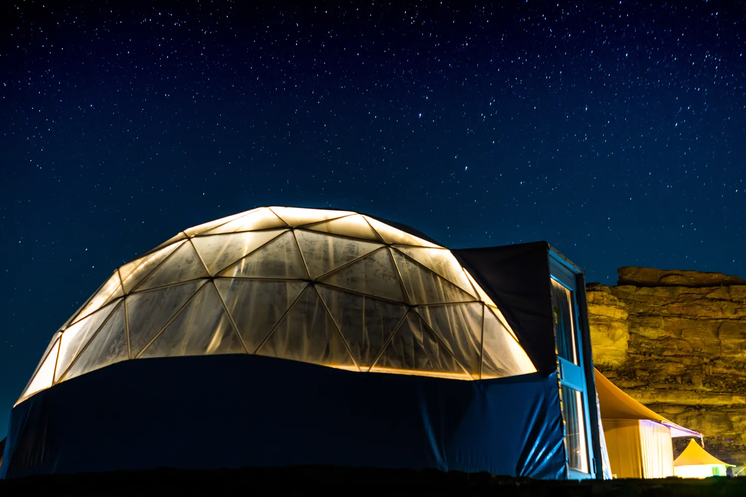 konstrukcja-i-materialy-wykorzystywane-w-produkcji-namiotow-sferycznych-f