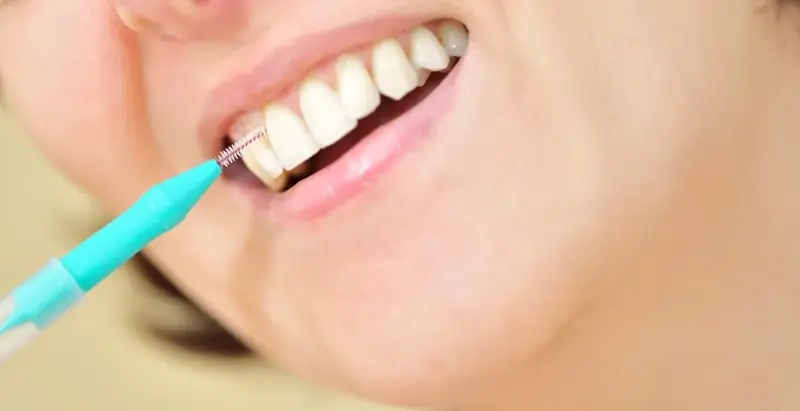 stomatolog-piekny-usmiech-snieznobialymi-zebami-f